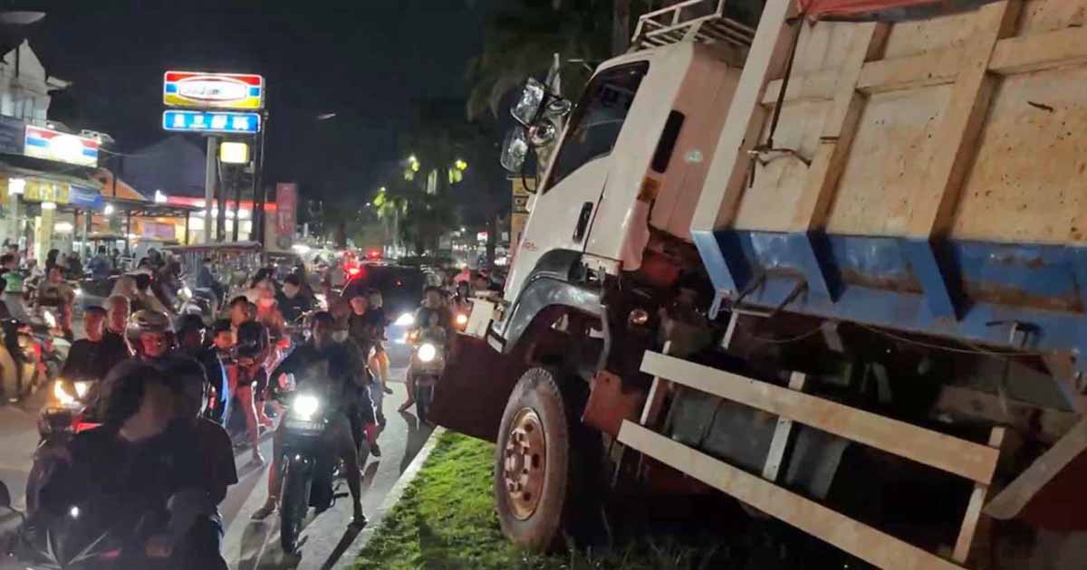 Ngeri! Truk Tanah Rem Blong Tabrak 2 Mobil dan 2 Motor di Bekasi Timur Regency