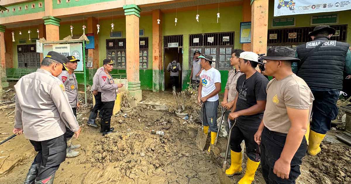 Kapolri Pantau Langsung Pembersihan SD dan Masjid Terdampak Bencana di Aceh Tamiang
