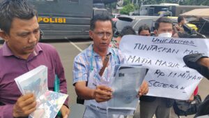 Miris! Demi Anaknya Jadi Polisi, Tukang Tambal Ban di Bekasi Tertipu Rp1,1 Miliar