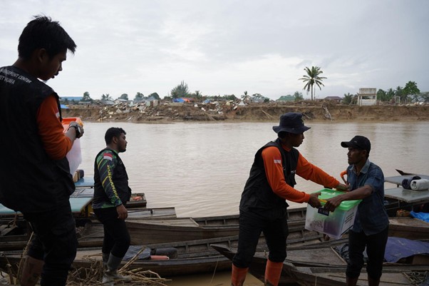 Dramatis! Tim Medis Dompet Dhuafa Susuri Sungai 3 Jam Selamatkan Penyintas Banjir Aceh Tamiang
