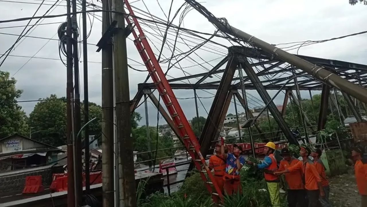 Tiang Listrik di Jalan RE Martadinata Kota Bogor Roboh, Rekayasa Lalu Lintas Diberlakukan