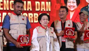 Risma Apresiasi Sopir Ambulans yang Bekerja Tanpa Libur dan Tanpa Pamrih