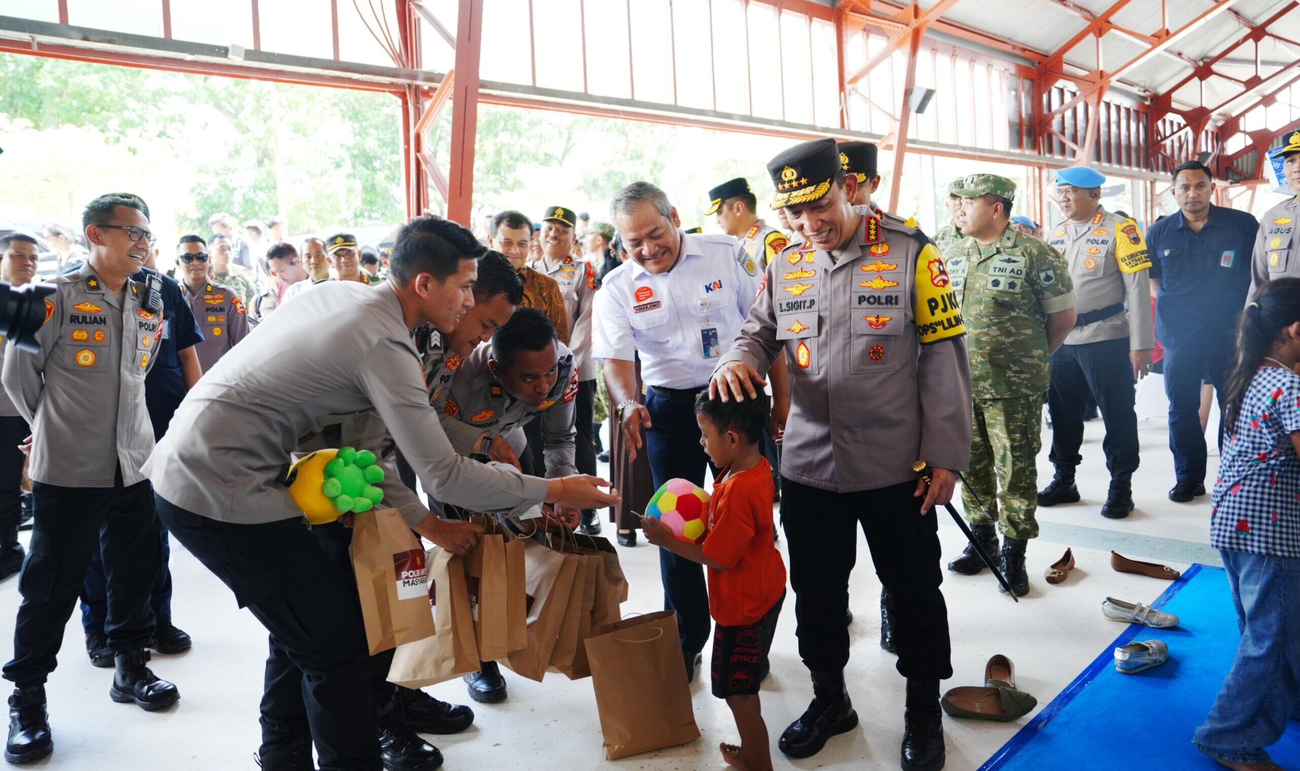 Libur Nataru, Kapolri Pastikan Pengamanan Layanan Transportasi Publik Berjalan Aman dan Lancar