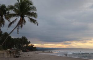Keindahan Pantai Mandiri, Destinasi Wisata Alam yang Menawarkan Ketenangan di Lampung