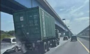 Korlantas Tindak Tegas Kendaraan Sumbu 3 yang Masuk Tol selama Nataru