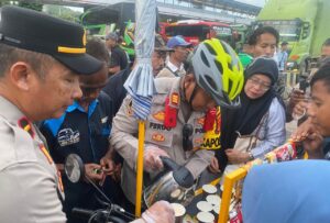 Cara Unik Polisi Pelabuhan Bakauheni Sapa Penumpang Kapal dengan Kopi Gratis