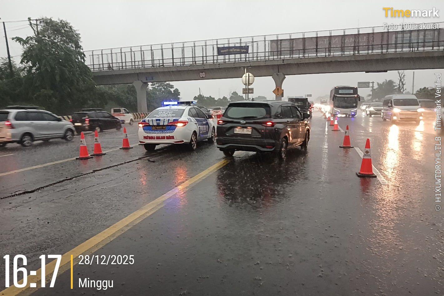 Arus Balik Padat, Contraflow Diberlakukan di KM 55–47 Tol Jakarta-Cikampek Arah Jakarta