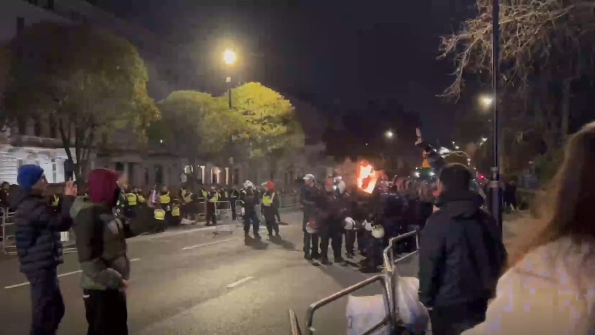 Protes di Kedutaan Iran London Berujung Bentrokan, Polisi dan Demonstran Terluka