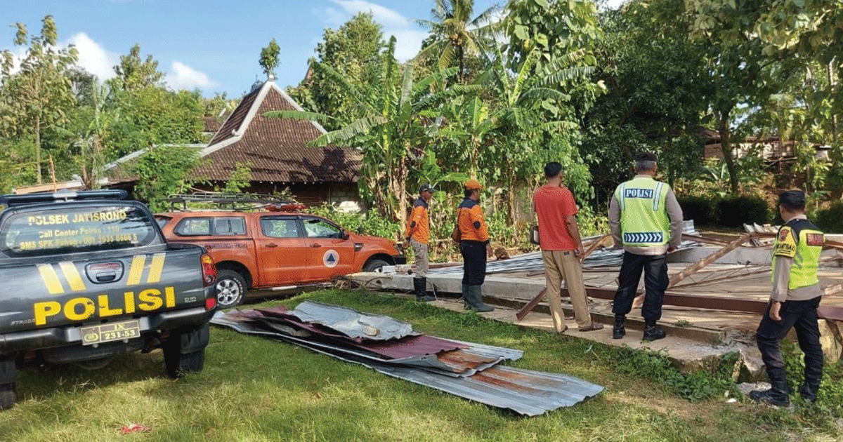 Angin Kencang Terjang Wonogiri, Puluhan Rumah Rusak dan Jaringan Listrik Terganggu