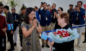 Wamenpar Sambut Wisatawan Pertama 2026 di Bandara Soekarno-Hatta