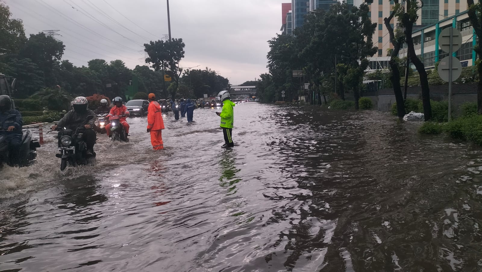 Banjir Makin Meluas di Jakarta, 45 RT dan 22 Jalan Terendam, Warga Diminta Siaga Penuh
