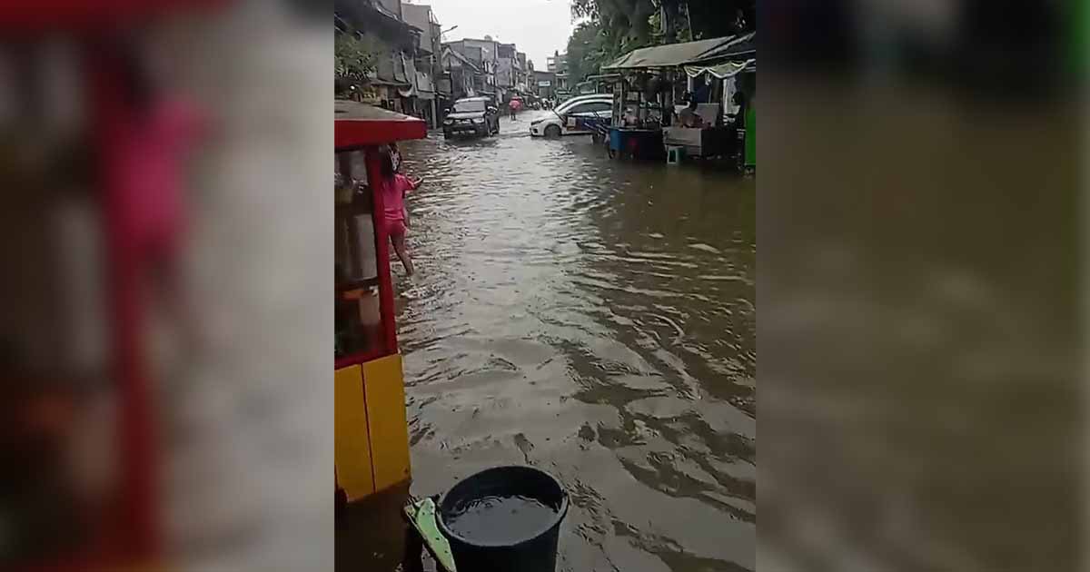 Curah Hujan Tinggi Sebabkan Banjir, Warga Jakarta Utara dan Barat Mengungsi