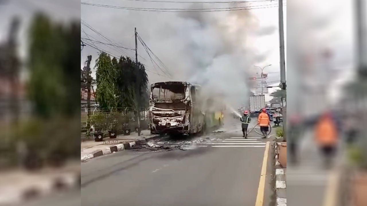 Bus Tujuan Jawa Tengah Hangus Terbakar di Tambun Bekasi, 10 Penumpang Selamat