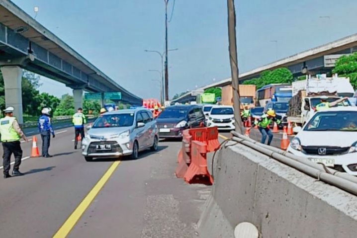 Contraflow diberlakukan di Tol Jakarta-Cikampek KM 47-65 arah Cikampek untuk mengurai kepadatan arus kendaraan selama libur Isra Mikraj.