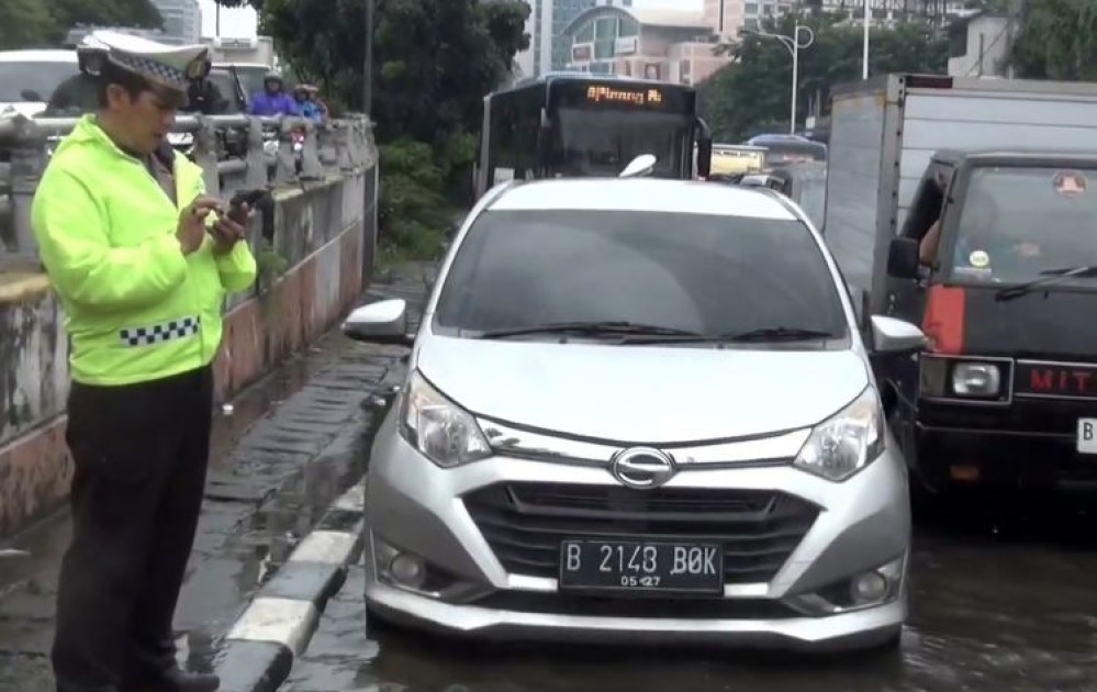 Terjebak Macet Parah di Grogol Jakbar, Seorang Pria Tewas di Balik Kemudi