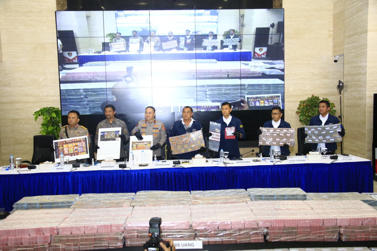Polisi Pamerkan Uang Rp96,7 Miliar Hasil Pencucian Judi Online