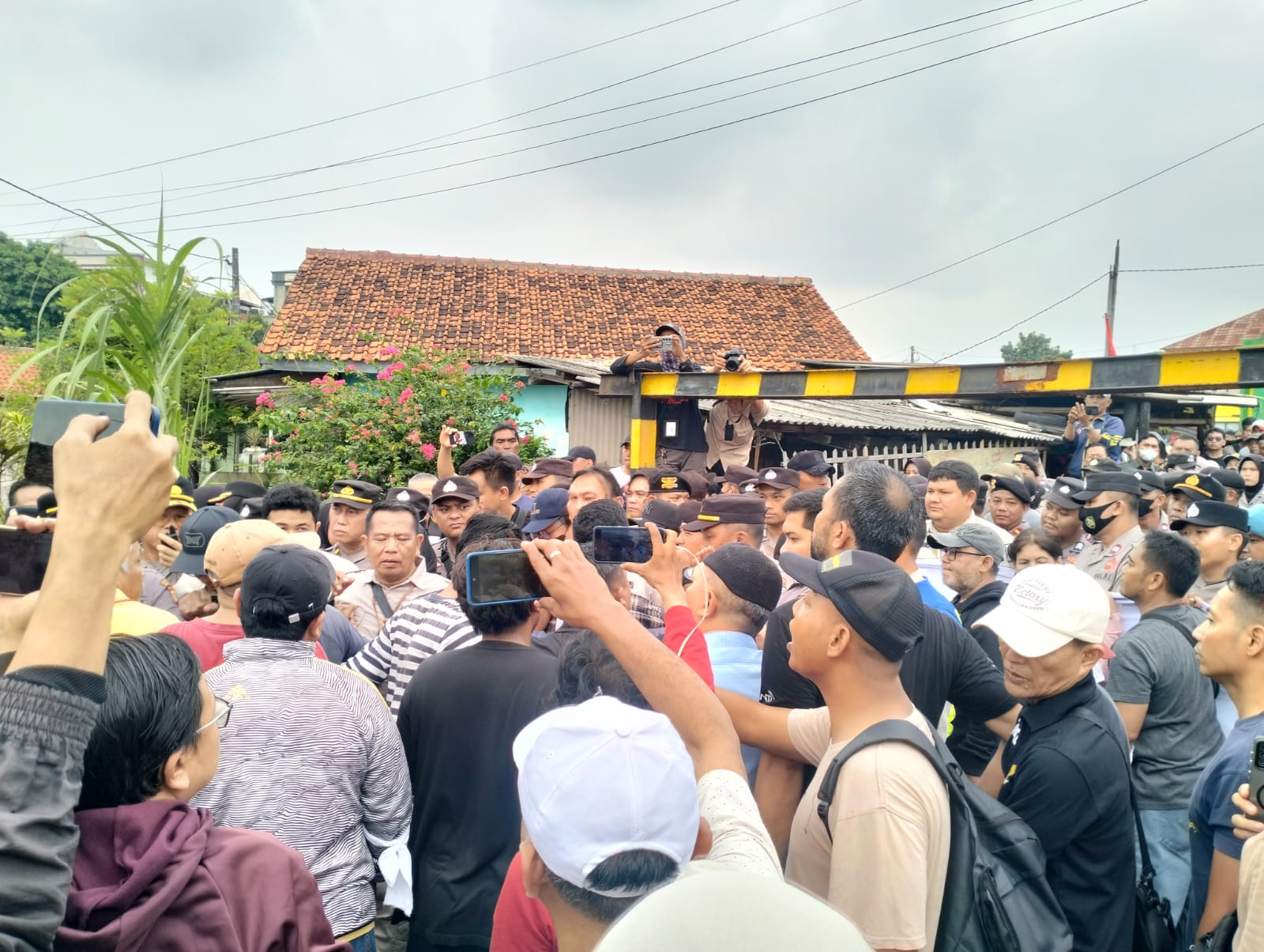 Mencekam! Eksekusi Penggusuran di Puri Asih Sejahtera Bekasi Diwarnai Bentrokan