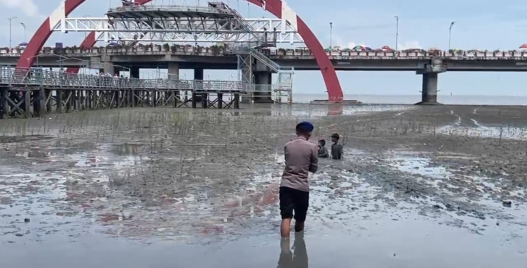 Dua Anak Terjebak Lumpur di Wisata Kenjeran