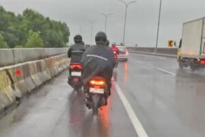 Banjir Parah di Tarumajaya Bekasi, Ratusan Pemotor Dikawal Polisi Masuk Tol Arah Priok