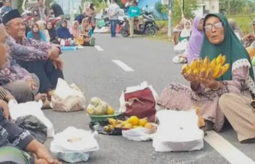 Ribuan Warga Pati Rayakan Penangkapan Bupati Sadewo dengan Nazar dan Tumpengan