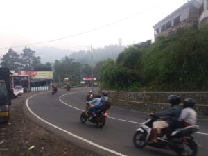 Kawasan Wisata Puncak Berkabut Dengan Jarak Pandang Hanya 5 Meter, Polisi Himbau Pengguna Jalan Berhati-hati