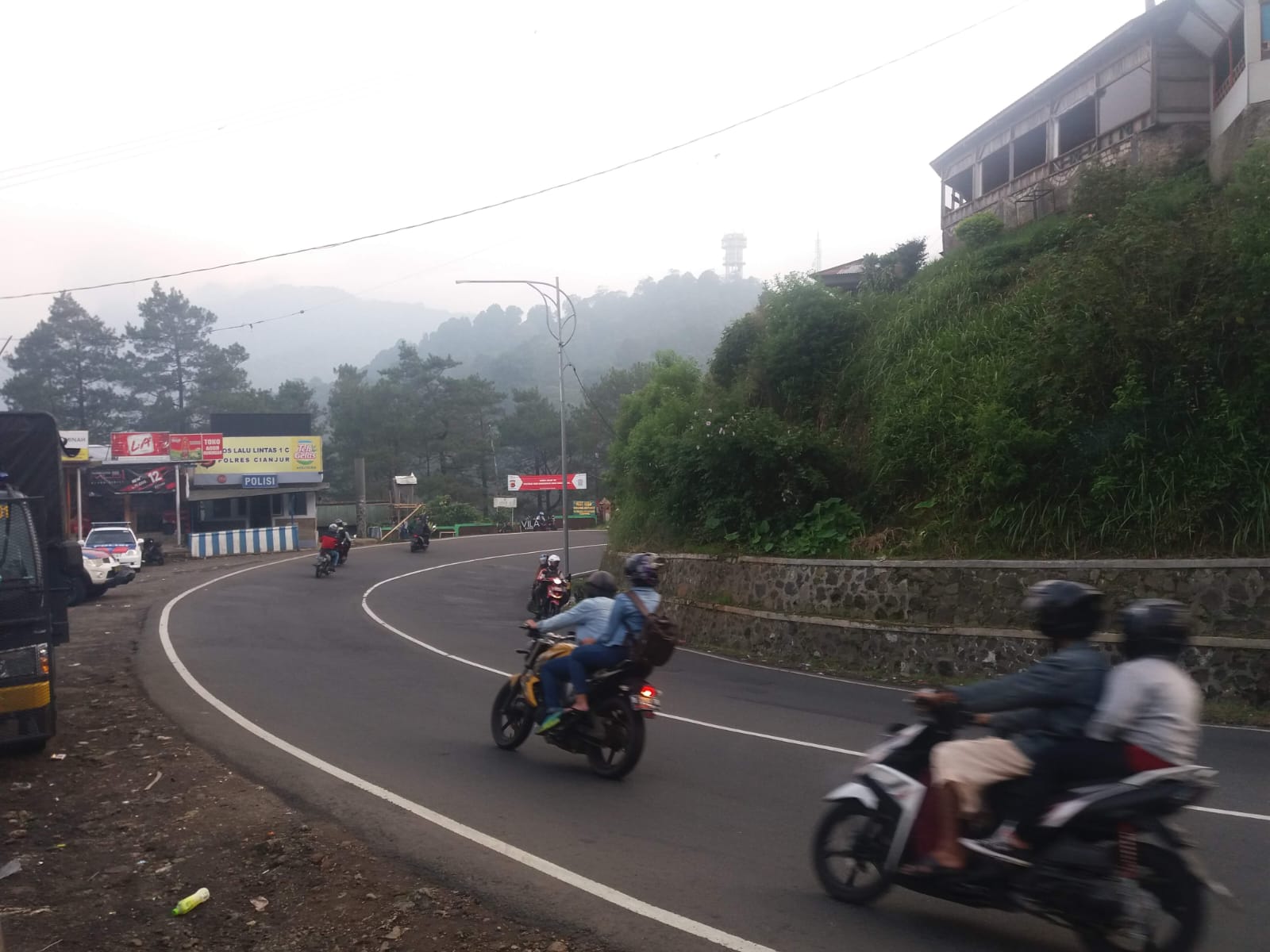 Kawasan Wisata Puncak Berkabut Dengan Jarak Pandang Hanya 5 Meter, Polisi Himbau Pengguna Jalan Berhati-hati