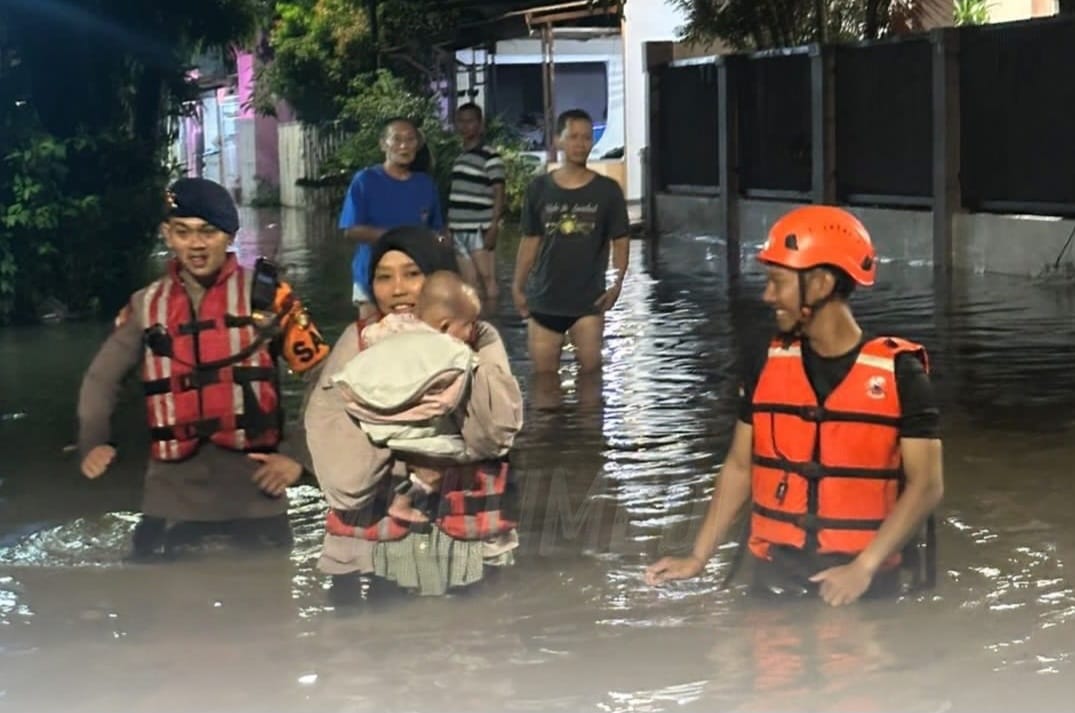 Banjir Jakarta Makin Menggila! Air Capai 3,5 Meter, Ratusan KK Mengungsi di Tepi Ciliwung