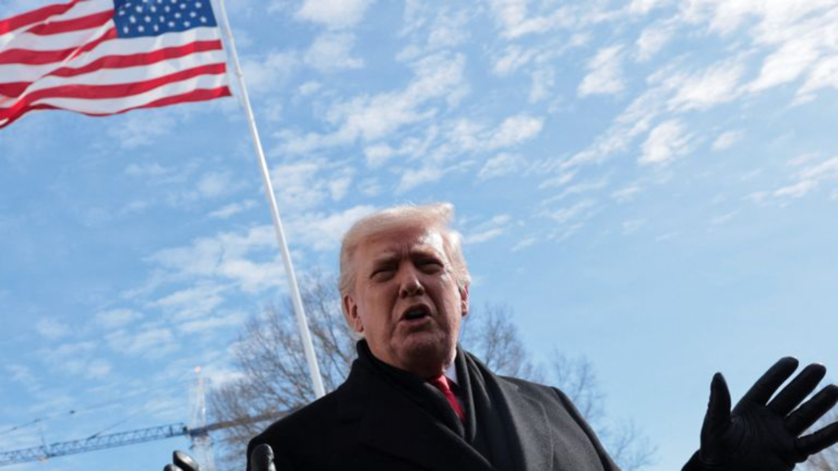 Trump Jaga Jarak dari Pernyataan Pejabatnya Soal Penembakan ICE, Desakan Mundur Kristi Noem Menguat