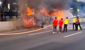 Kebakaran Bus di Tol Jakarta-Cikampek, Api Menjulang di Bawah Lintasan LRT Jatibening