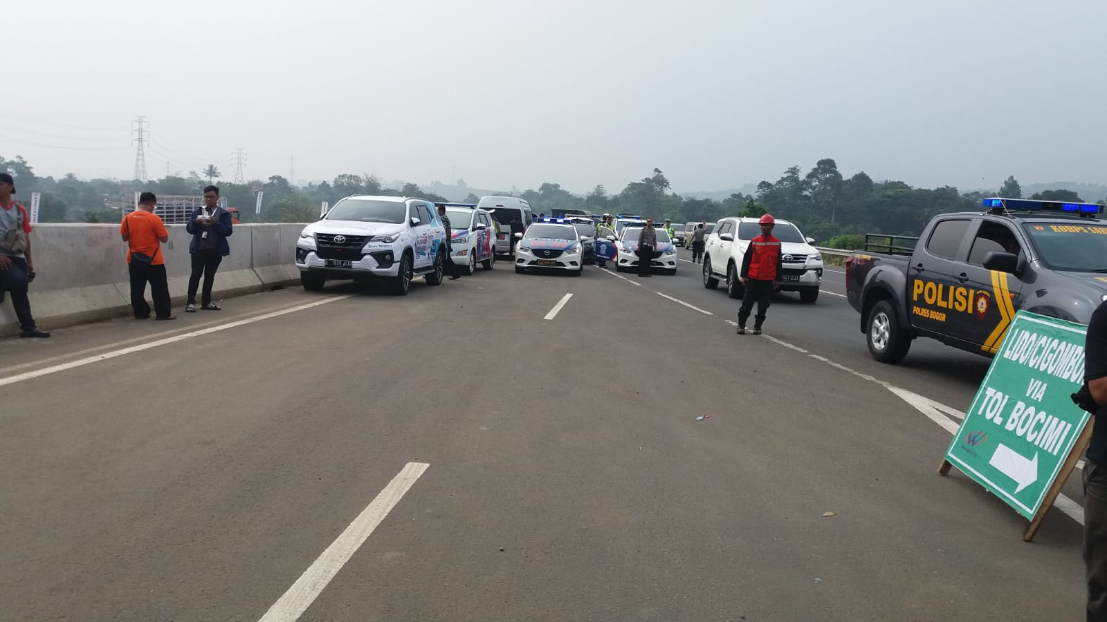 Terapkan One Way Sepenggal, Satlantas Polres Sukabumi Efektif Atasi Kemacetan di Tol Bocimi 3 WhatsApp Image 2026 01 05 at 18.58.25 1