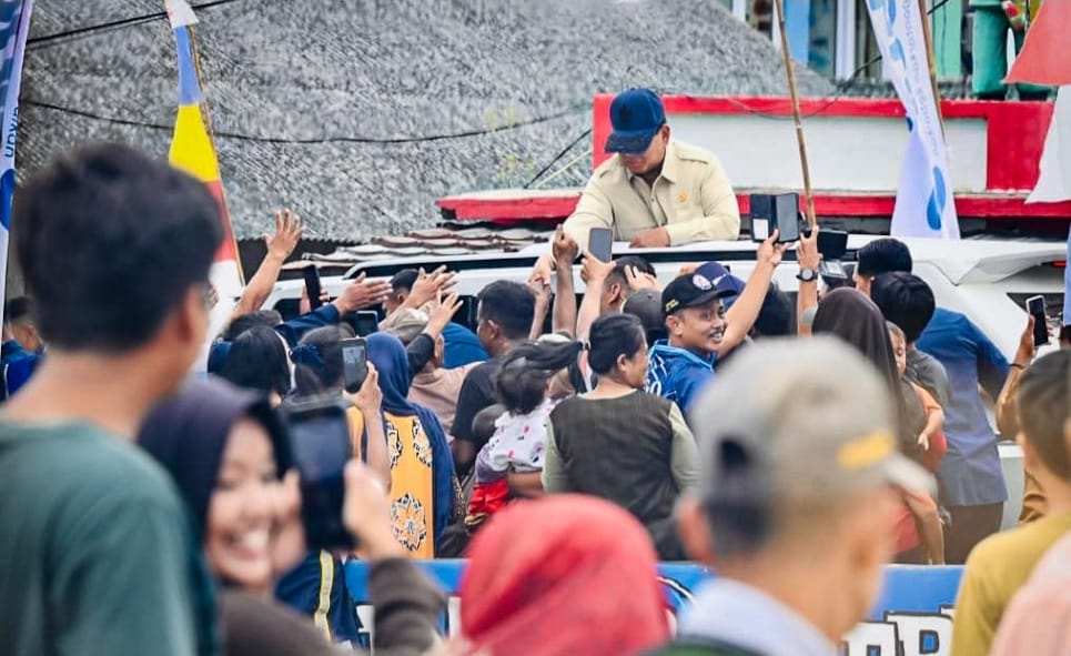 Ribuan Warga Antusias Sambut Prabowo di Karawang Jelang Panen Raya