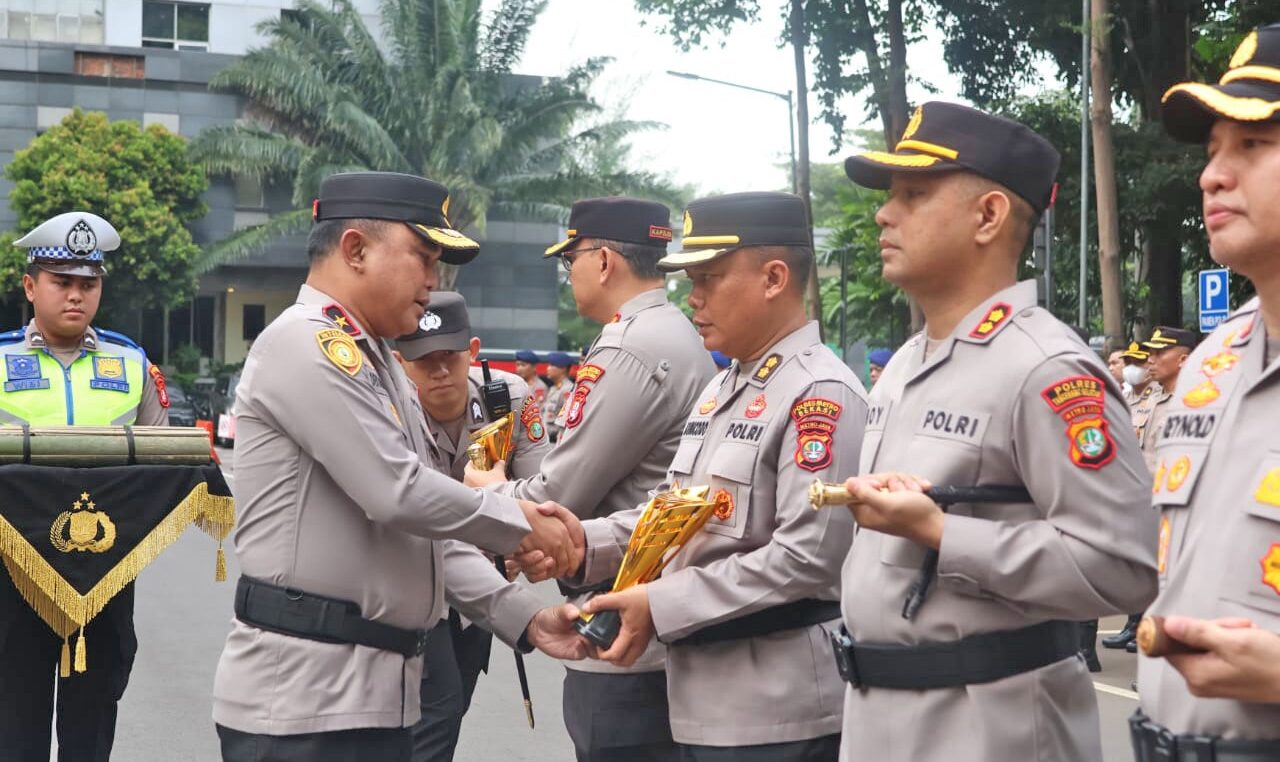 Polres Metro Bekasi Sabet Penghargaan Pelayanan Terbaik Operasi Lilin Jaya 2025
