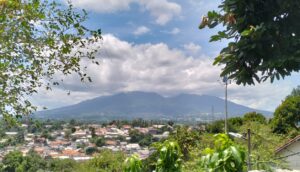 Awan Tebal Disertai Hujan Tutupi Gunung Salak, Tragedi Jatuhnya Sukhoi Superjet 100 Kembali Dikenang