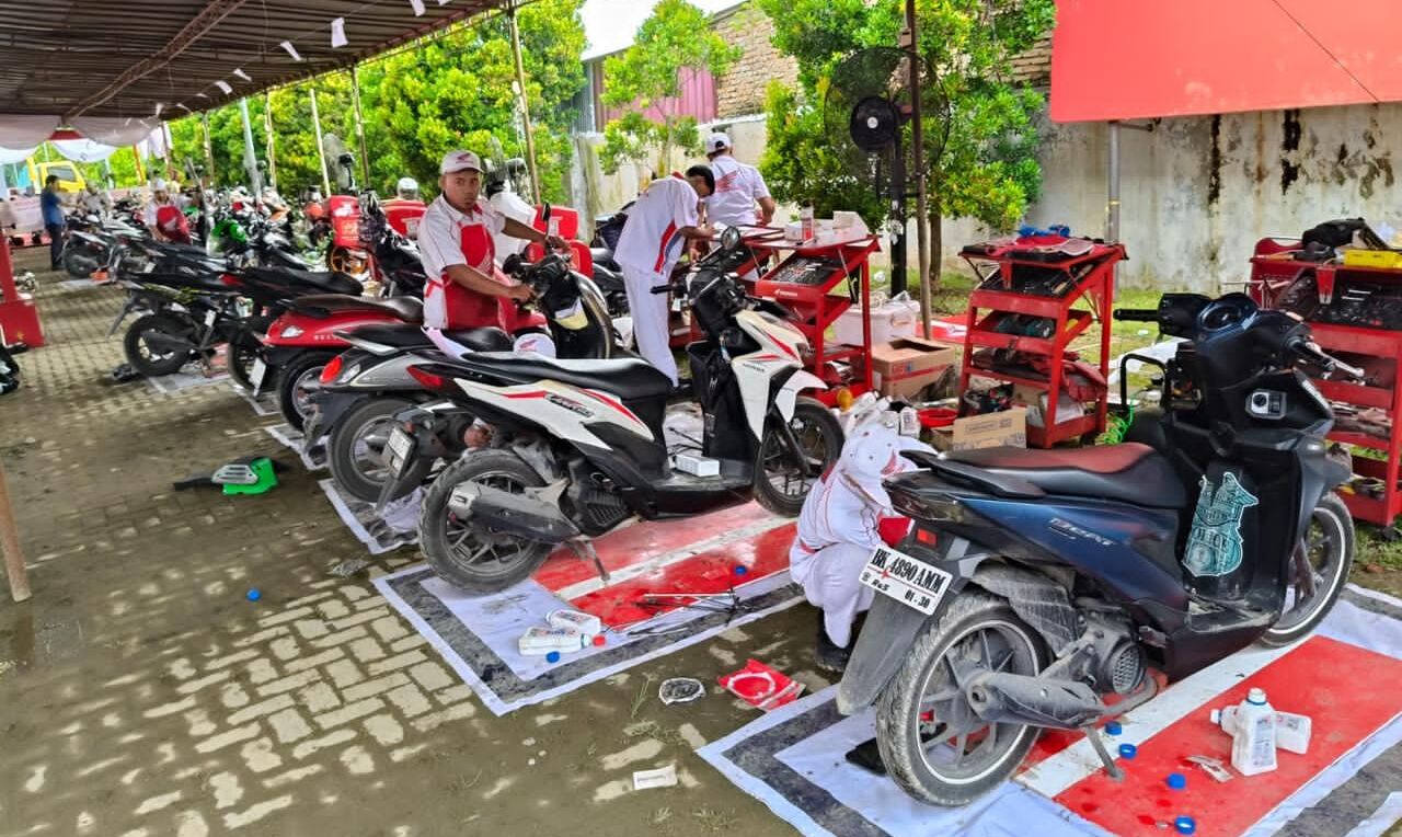 AHM Turun Langsung ke Lokasi Bencana Sumatera, Ribuan Motor Diservis Gratis hingga Bangun Sumur Air Bersih