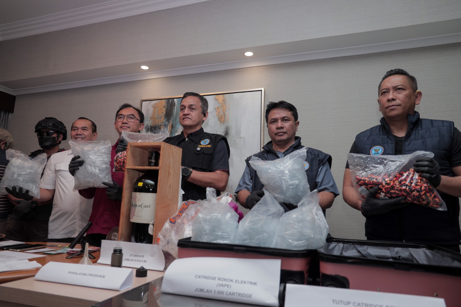 BNN dan Bea Cukai Bongkar Laboratorium Narkotika Internasional Berbasis Vape, Dua WNA Diciduk di Apartemen Jaksel