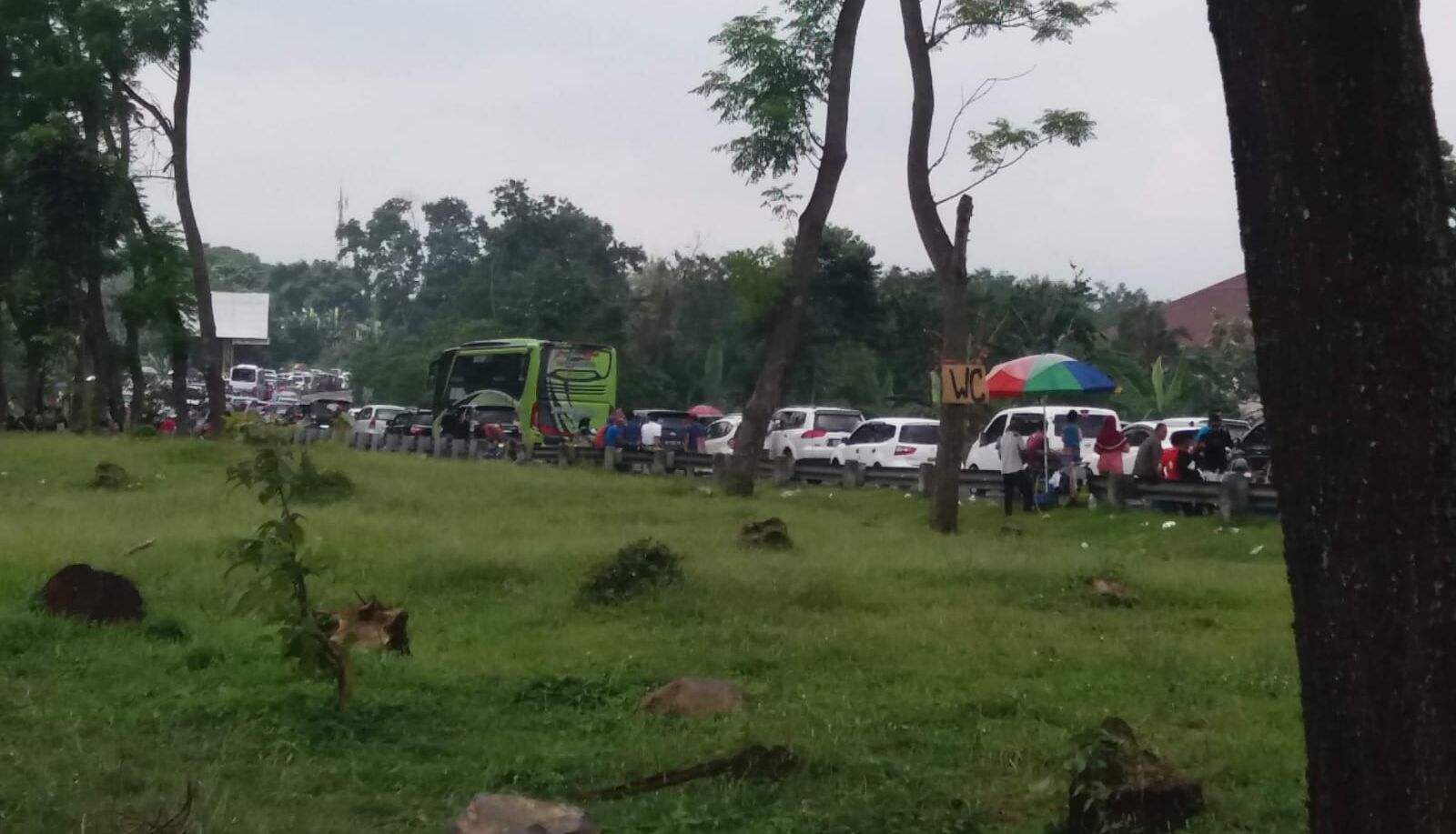 Ribuan Kendaraan Mengarah ke Puncak, Lalu Lintas Macet, Polisi Berlakukan “One Way”