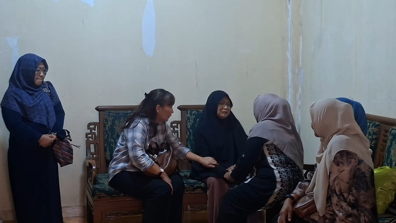 Sang Kakak Ungkap Pesan Terakhir Ferry Sebelum Terbang, Keluarga Pegawai KKP di Bekasi Menanti Kabar