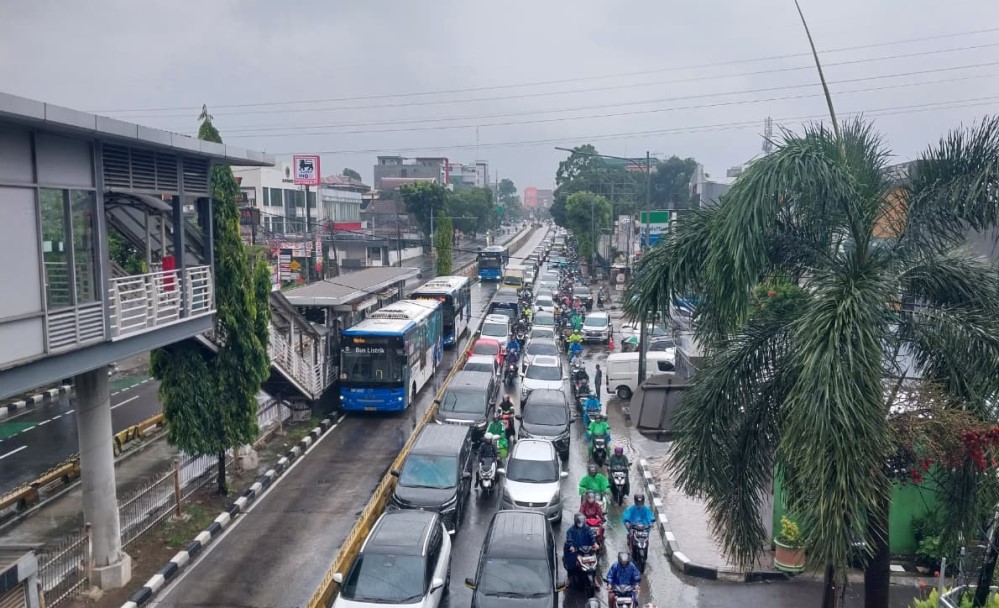 Hujan Deras Guyur Jakarta Sejak Pagi, Warga Keluhkan Banjir dan Macet