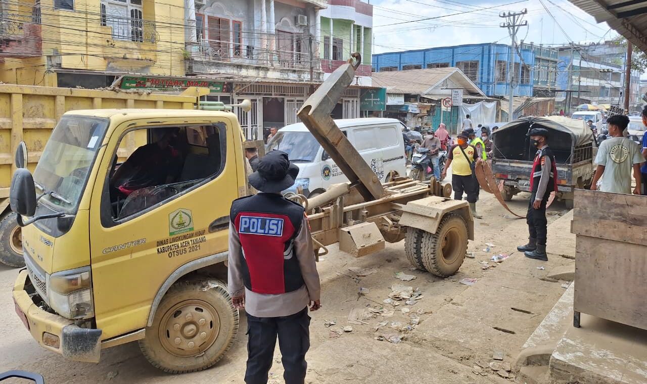 Mobil Rusak Pascabanjir Menumpuk di Jalan, Polisi Aceh Tamiang Turun Tangan Pakai Towing