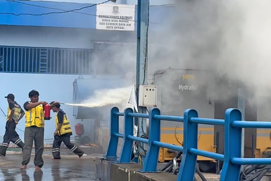 Mencekam! Pompa Pengendali Banjir Bekasi Terbakar saat Wali Kota Sidak