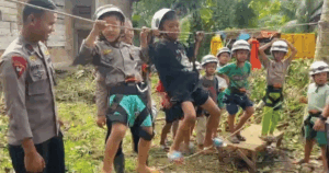 Senyum Bahagia Anak-anak Kayu Pasak Bermain Flying Fox dan Slackline