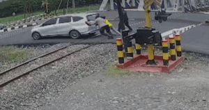 Kabid Humas Polda Jateng Dorong Mobil Mogok di Perlintasan KA, Aksinya Menuai Pujian