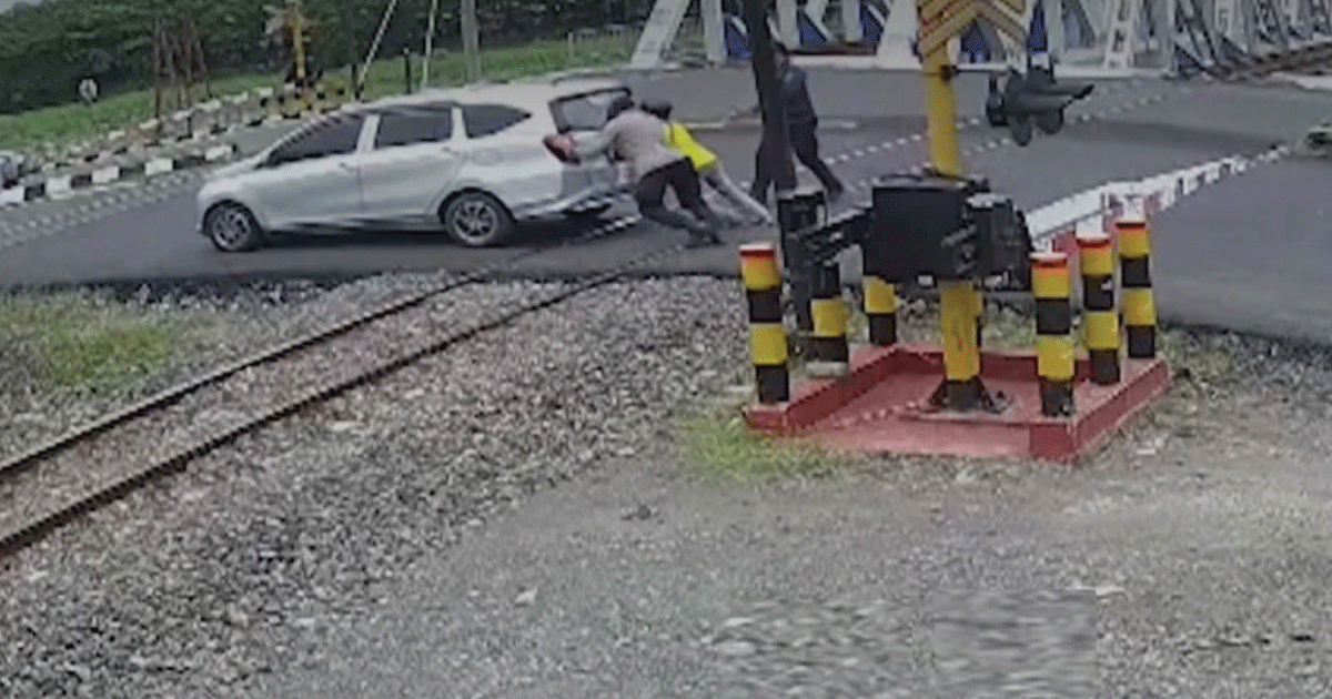 Kabid Humas Polda Jateng Dorong Mobil Mogok di Perlintasan KA, Aksinya Menuai Pujian