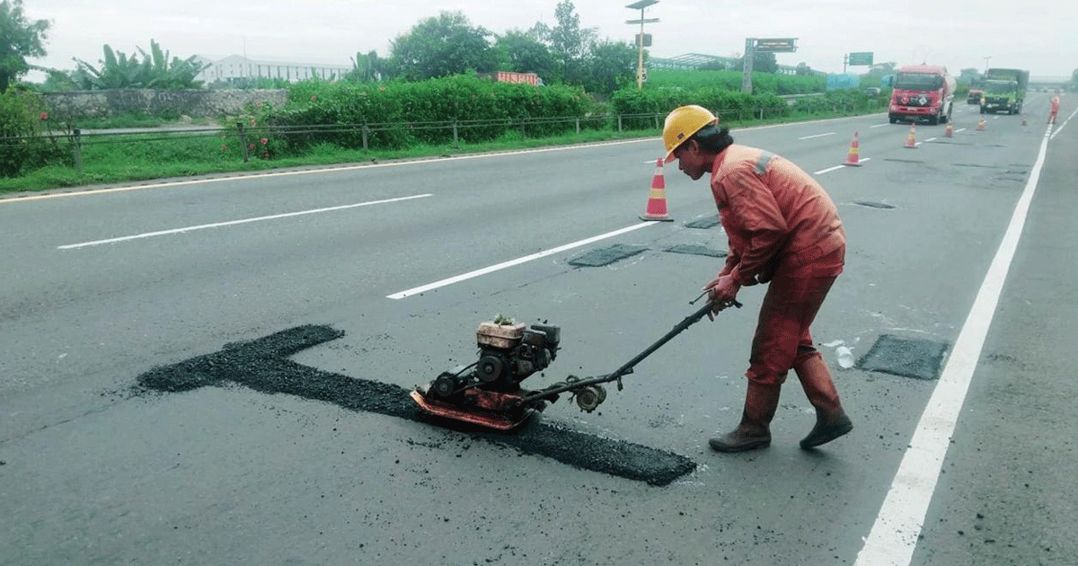 Hujan Ekstrem Picu Kerusakan Perkerasan, ASTRA Tol Tamer Siaga Penuh Perbaiki Ruas Tangerang–Merak 2 petugas-jln