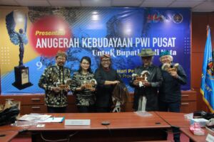 Sepuluh Kepala Daerah dan Tiga Wartawan Raih Trofi Abyakta di HPN 2026