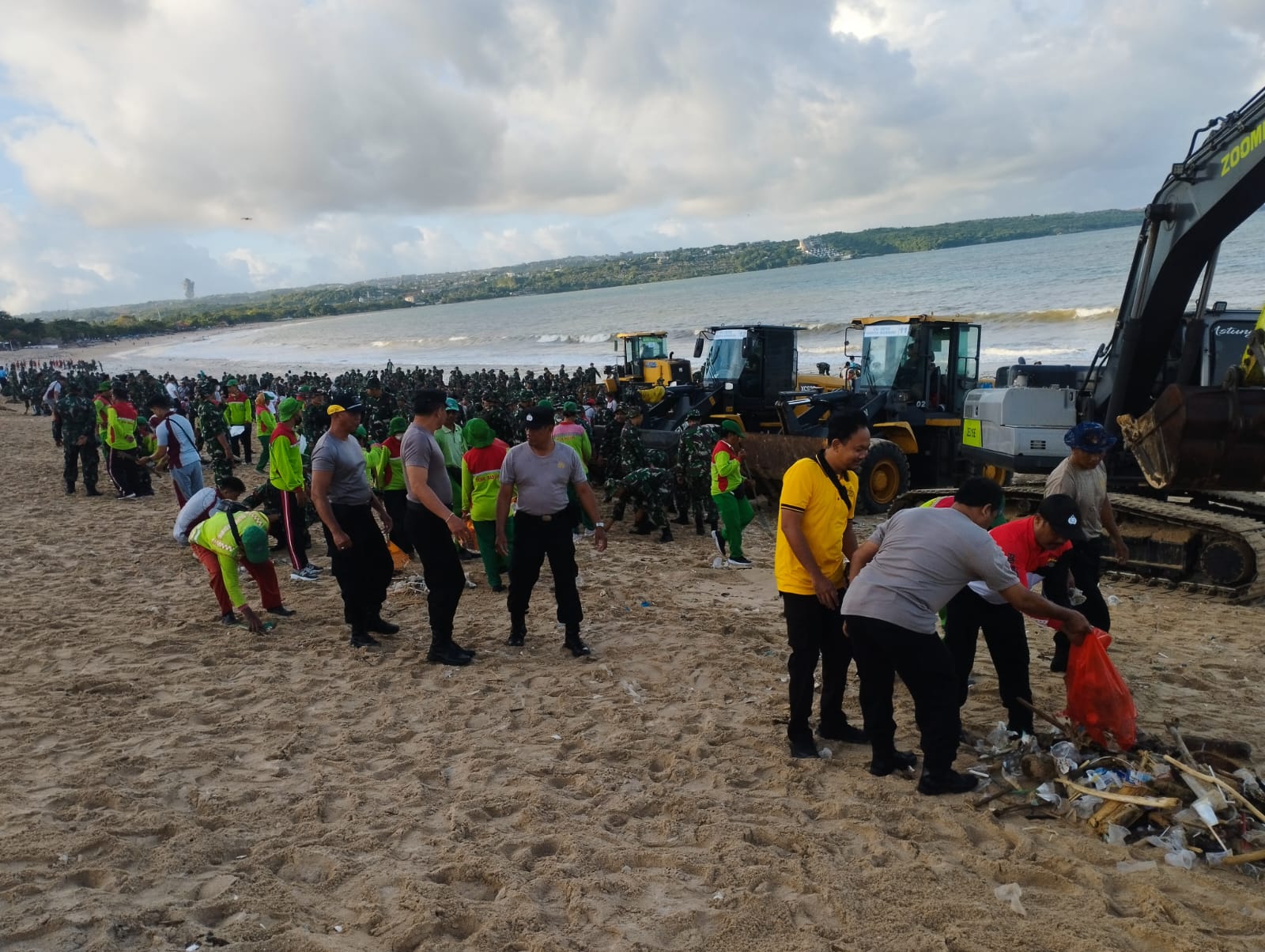 Ratusan Orang Turun ke Pantai Kuta dan Kedonganan Bali, Ramai-Ramai Bersihkan Sampah