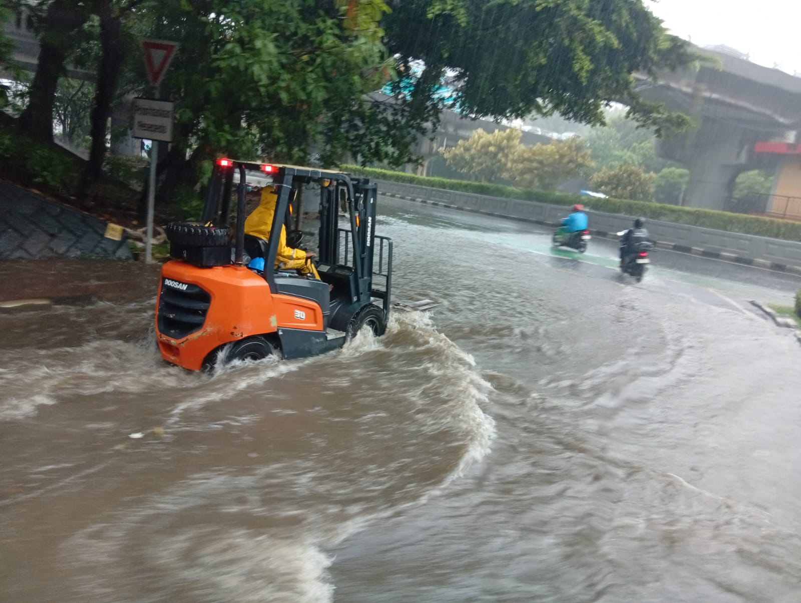 Jakarta Bekasi Diguyur Hujan Deras, Berpotensi Banjir dan Macet