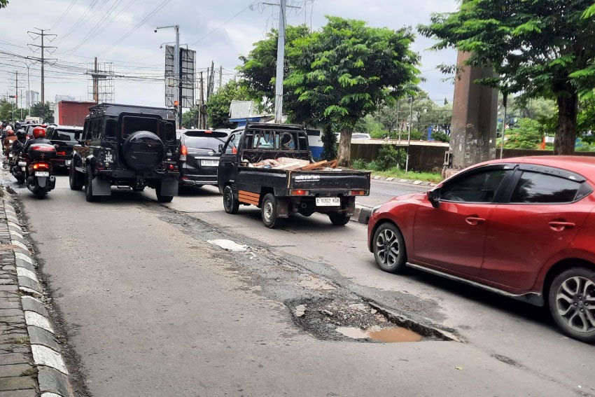 Banjir Tinggalkan Masalah, Puluhan Jalan di Bekasi Rusak Picu Kecelakaan 2 Bekasi4