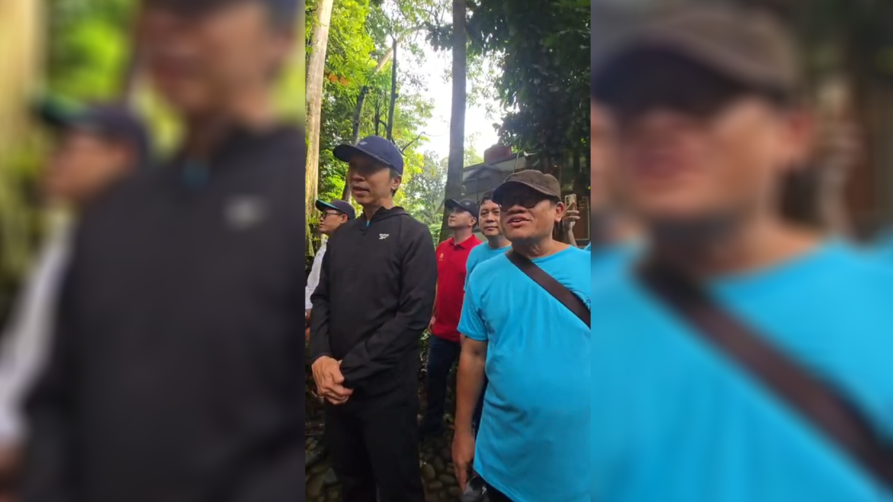 Wali Kota Bogor dan Ketua Komisi I DPRD Kota Bogor Melihat Bunga Bangkai yang Mekar di KRB