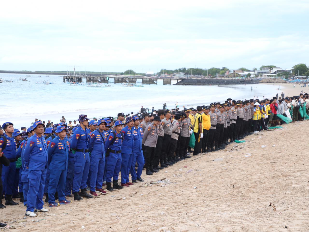 Ribuan Relawan Gelar Aksi Bersih-bersih Pantai Kedonganan Bali